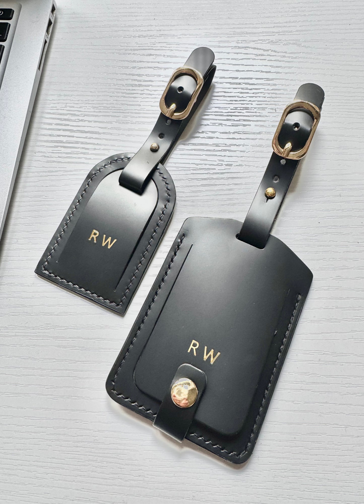 Monvoy luggage tag in vegetable-tanned leather with gold hardware, front view